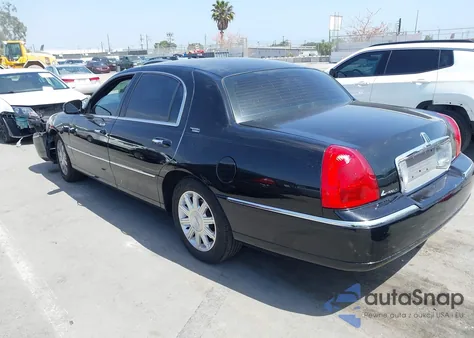 2011 Lincoln Town Car Signature Limited z USA, uszkodzony, nr VIN 2LNBL8CV9BX750969